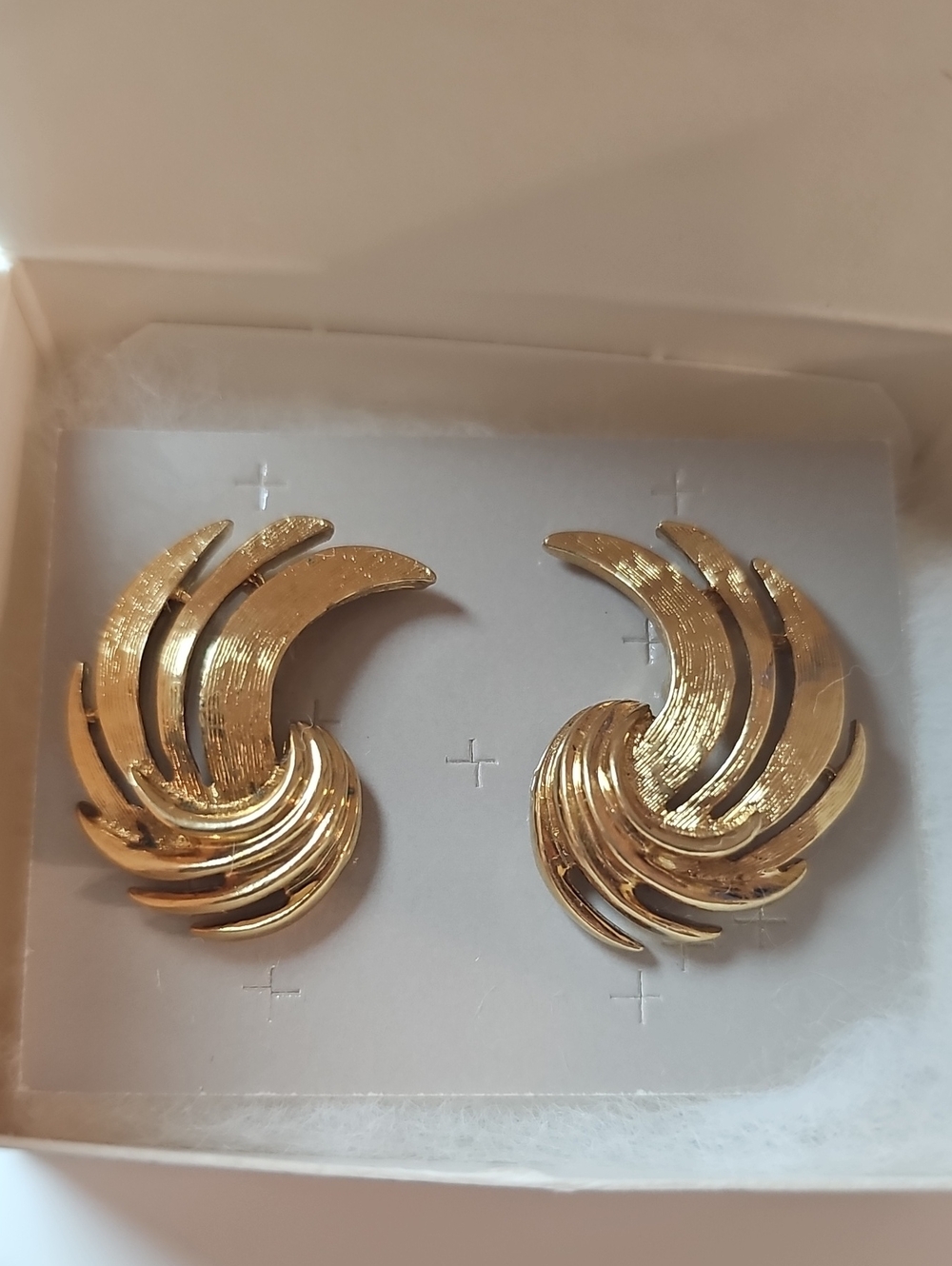Gold Tone 1990's AVON Pierced Earrings